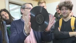 Ljudi prosto obožavaju zvuk (R)