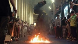 Камера је присутна: Момци и девојке са Самита, 2-5 (R)