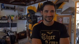 Ево стојим ту  (R)