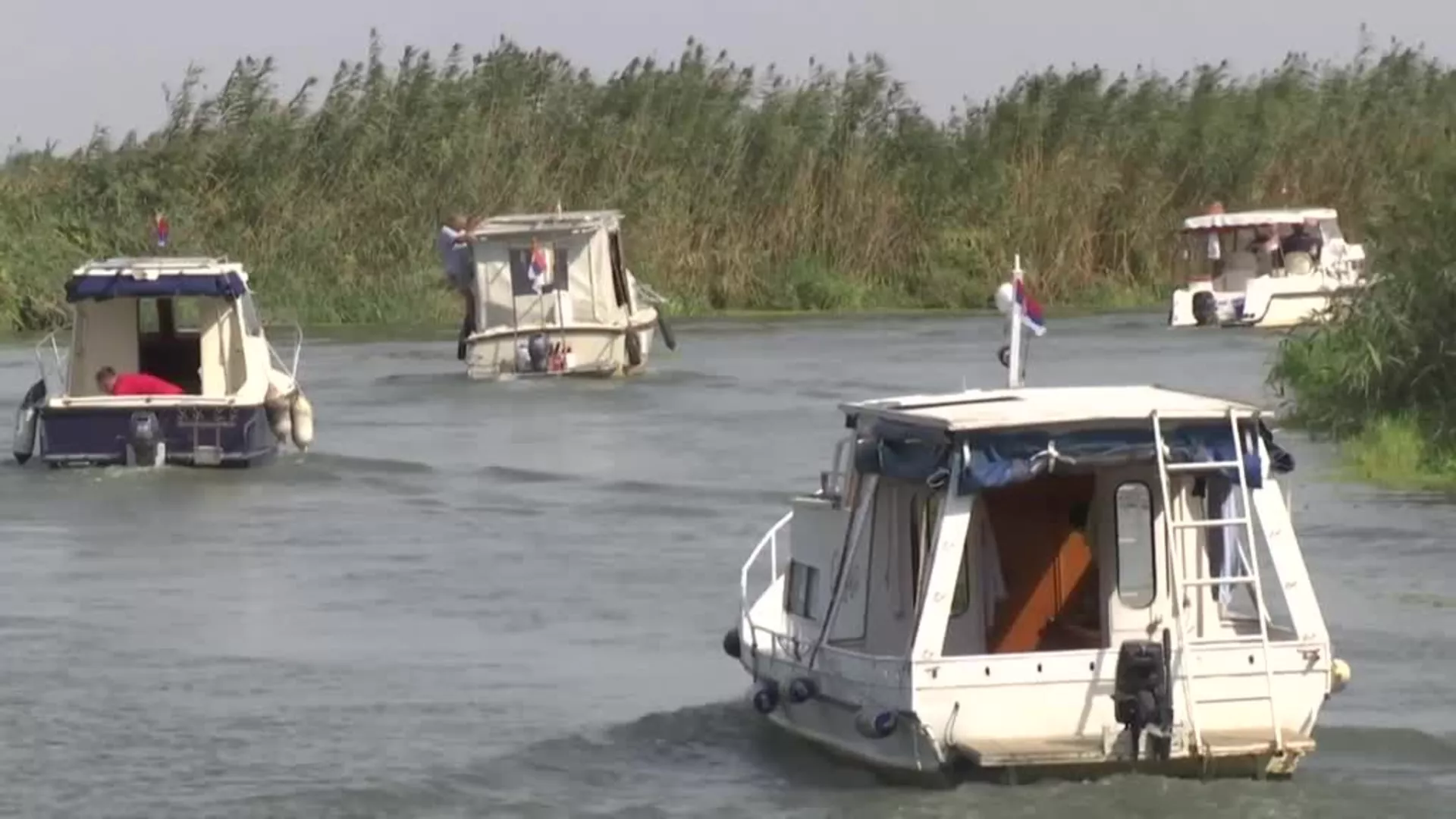 Plovi lađa Begejom