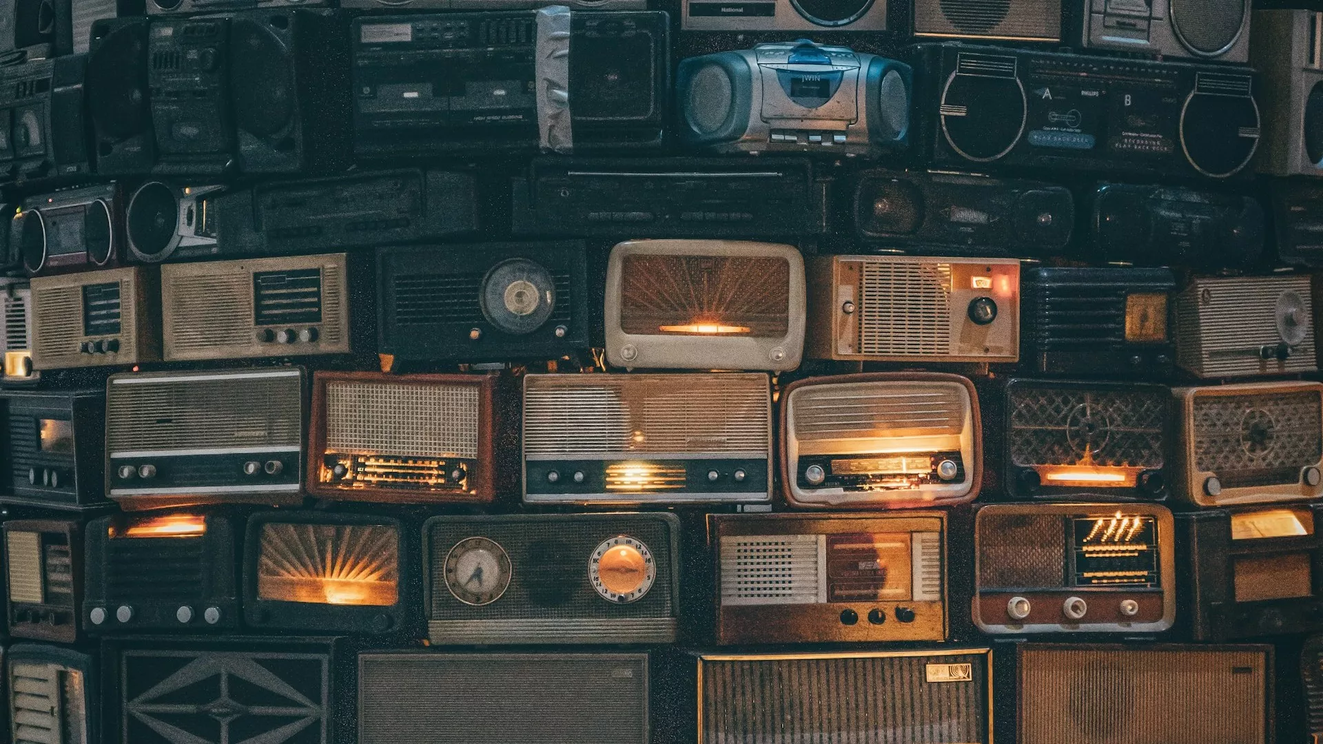 Kejt Lejsi: Radio i moderan život