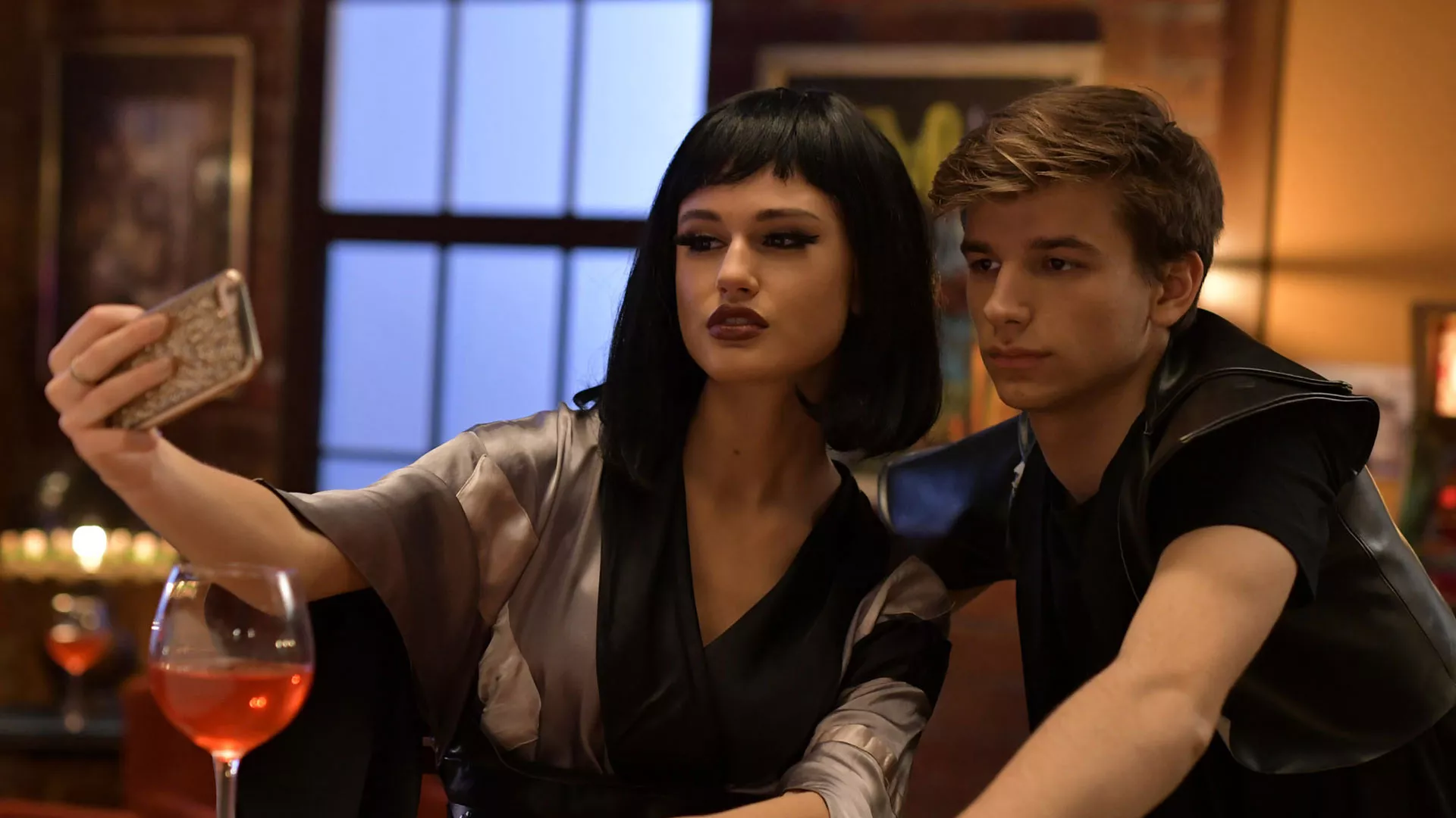 Zaprati me: Skinuti maske