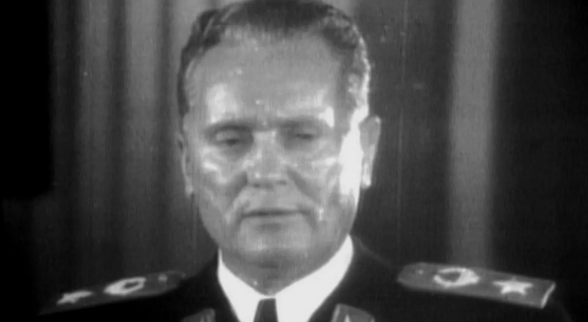 Тито: Црвено и црно – Западни кишобран