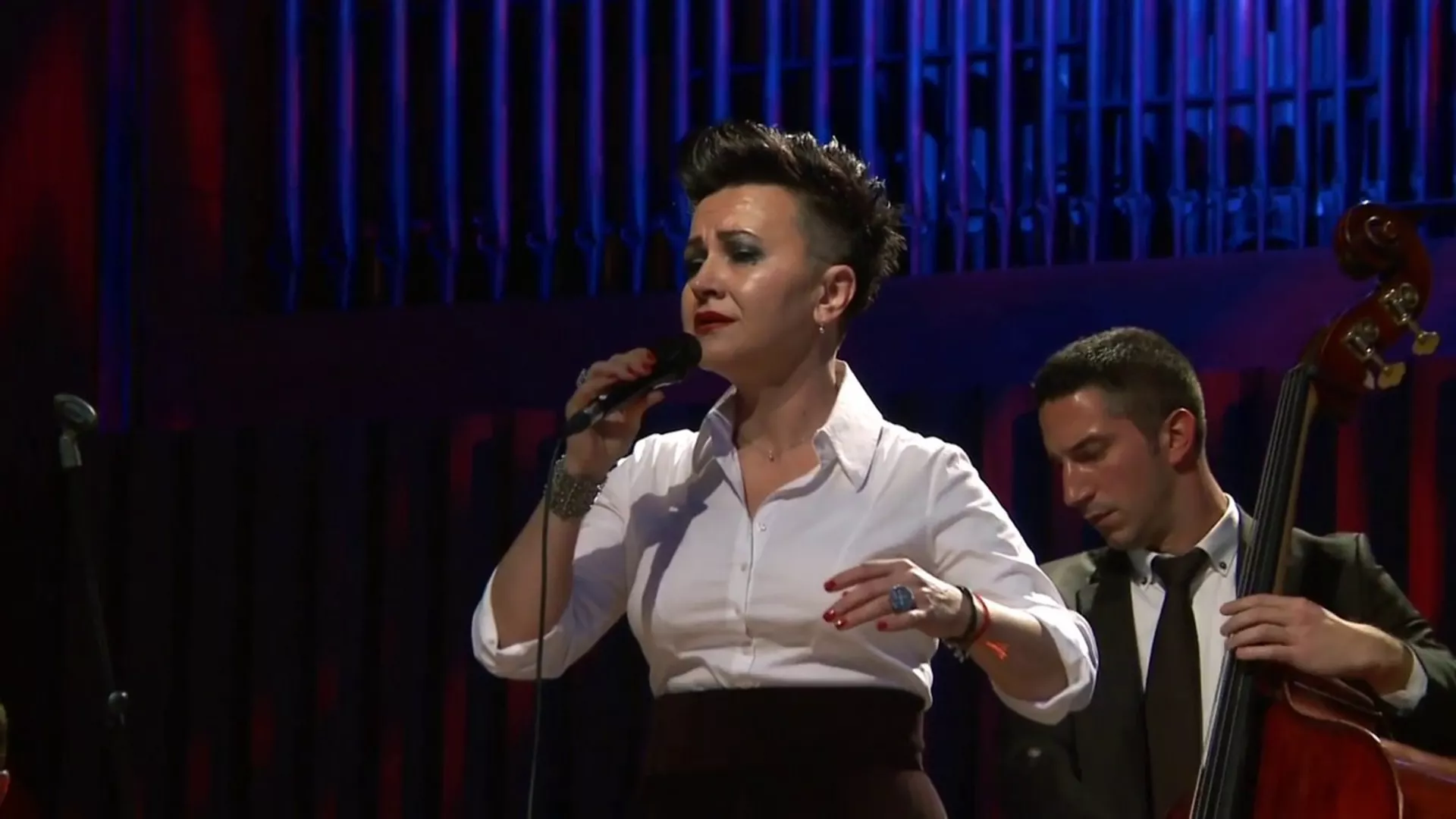 Од злата јабука -  Амира Медуњанин