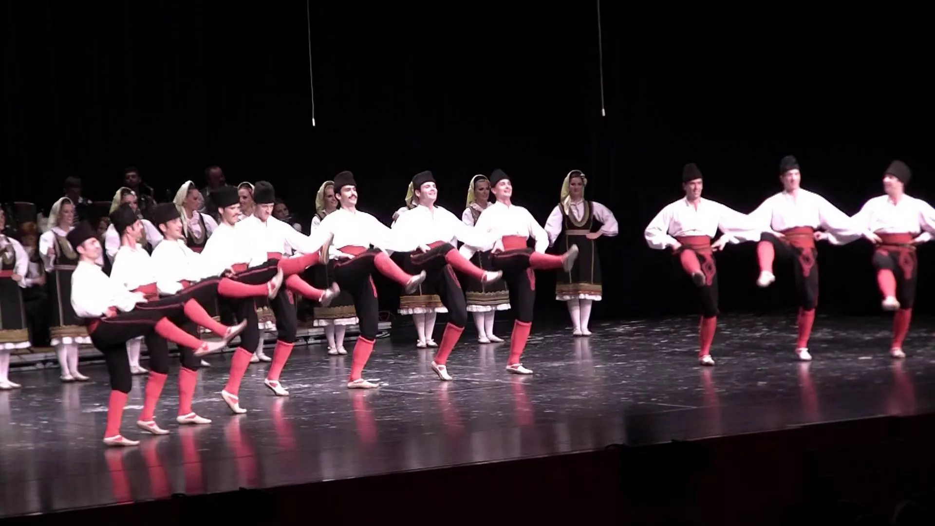 Од злата јабука - Коло у три