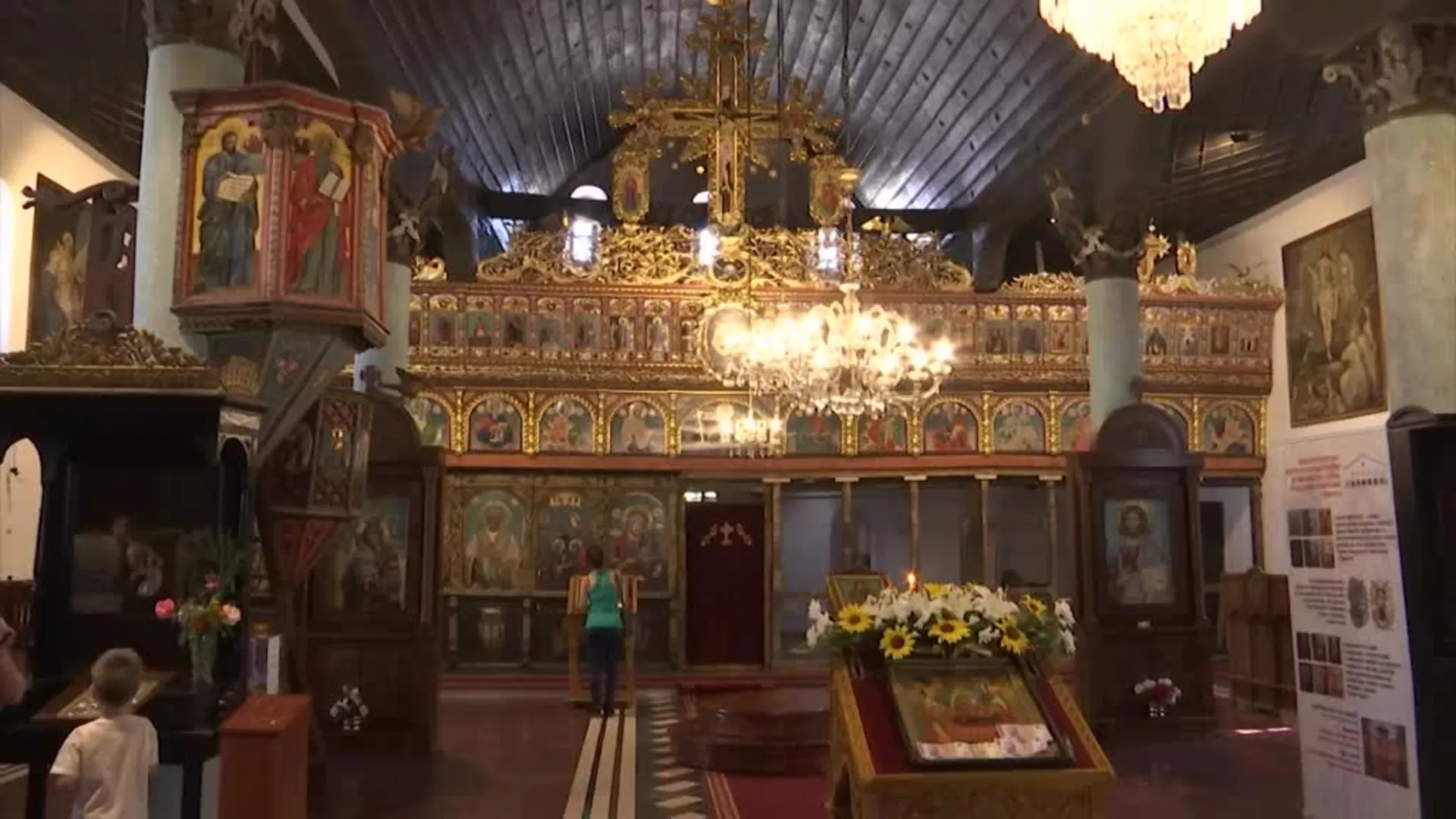 Иконостас поново блиста