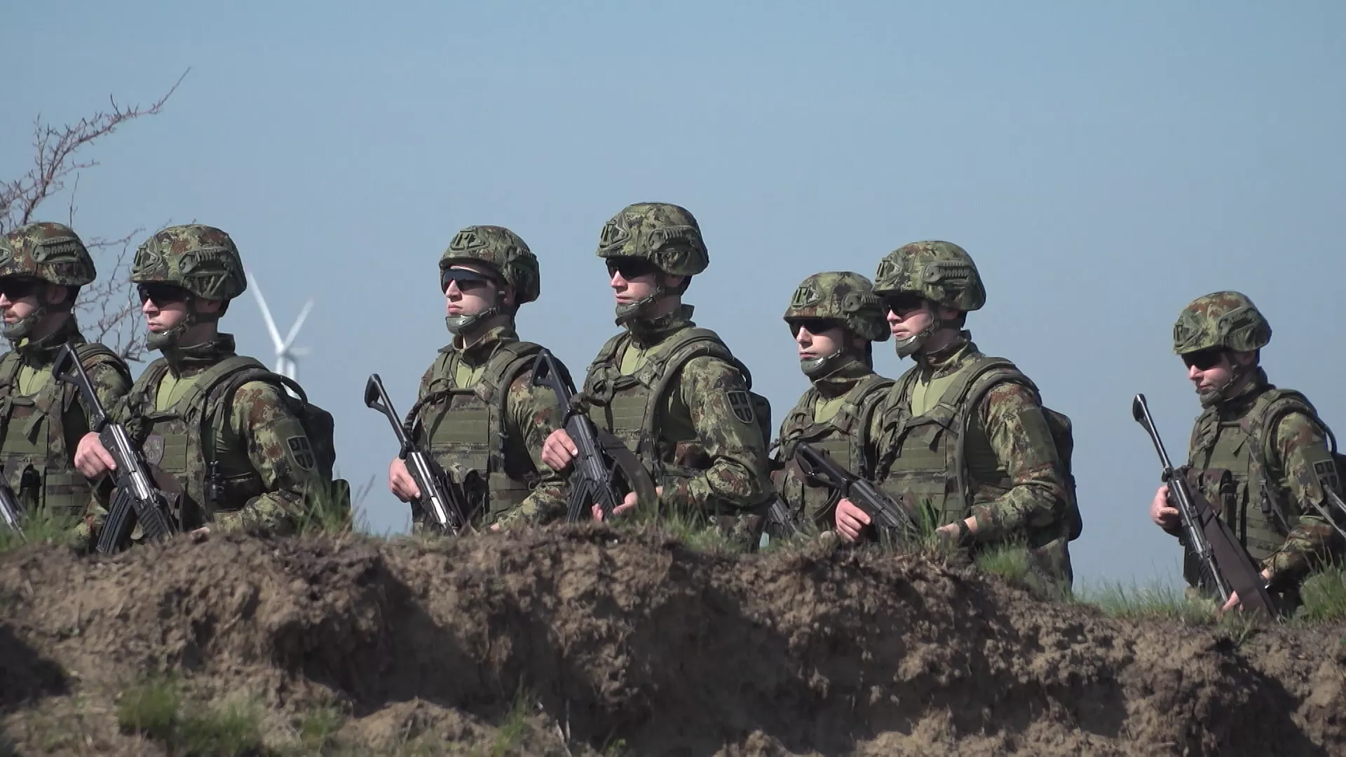 Дозволите...: Заједнички марш будућих официра војскe и полиције