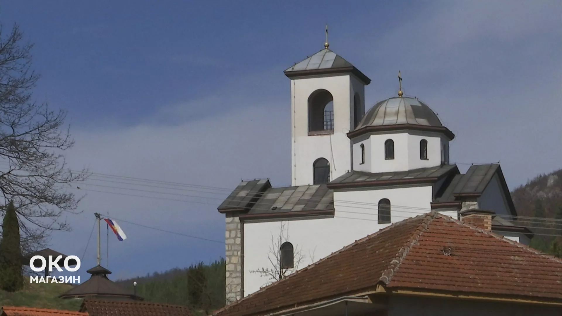Око магазин: Женска рука на мушкој планини