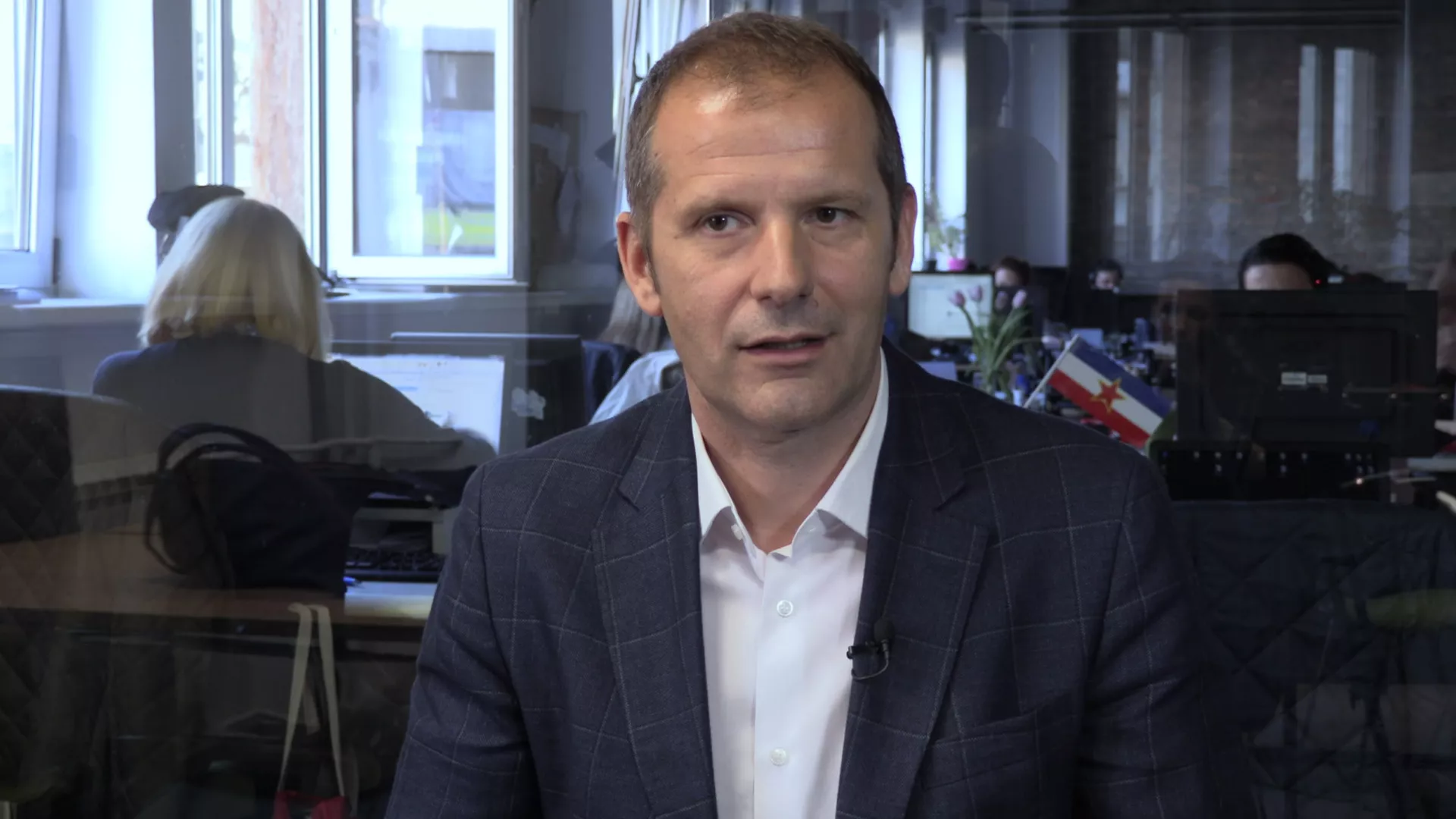 Невербална комуникација: Како седети