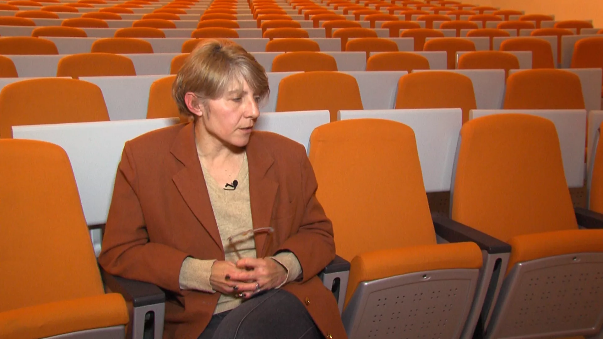 Невербална комуникација: Прекрштање ногу