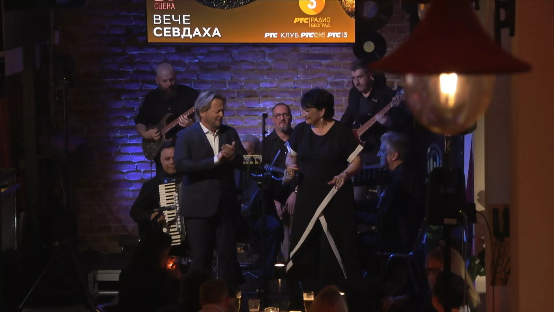 Сцена: Вече севдаха