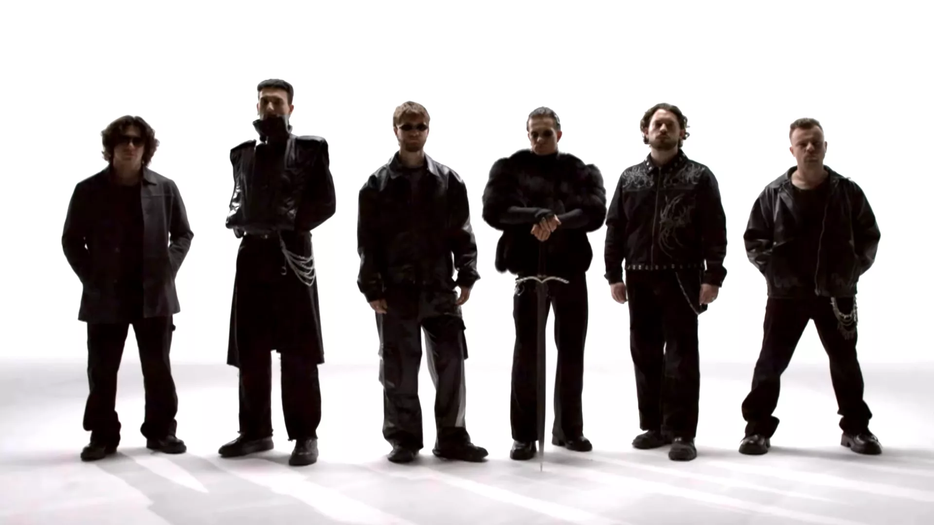 Лавина – Крај мене (English Version)