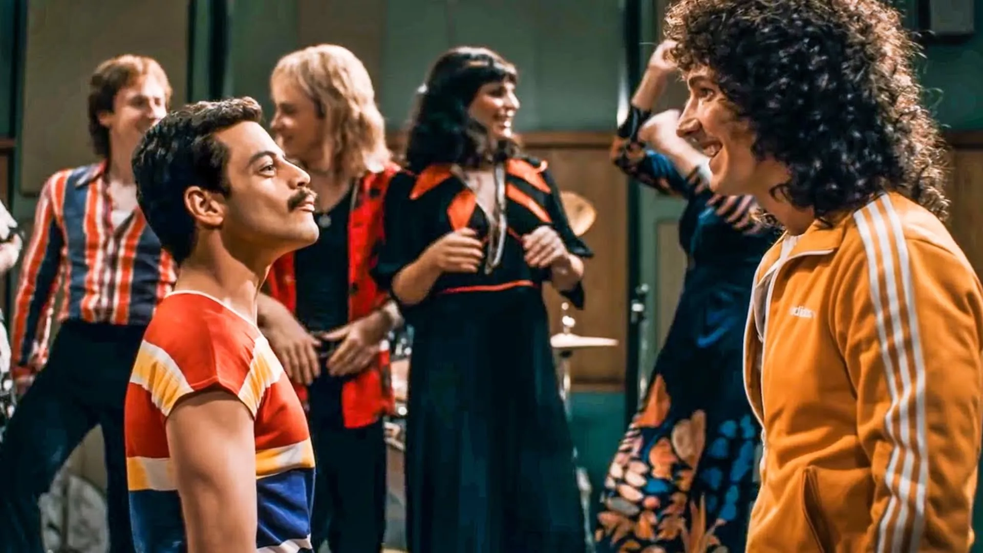QUEEN – We Will Rock You (Movie Mix)