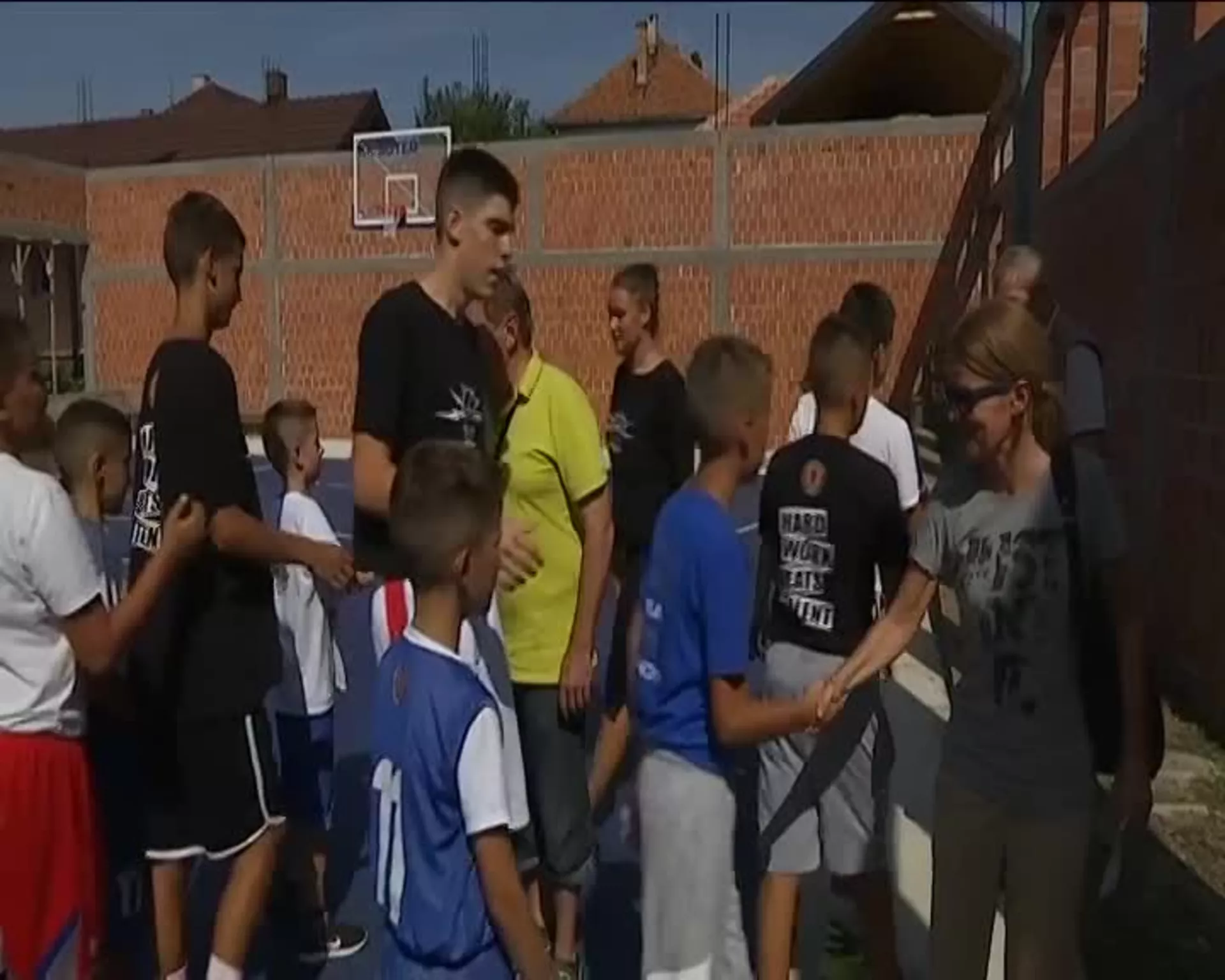 До крова некако...