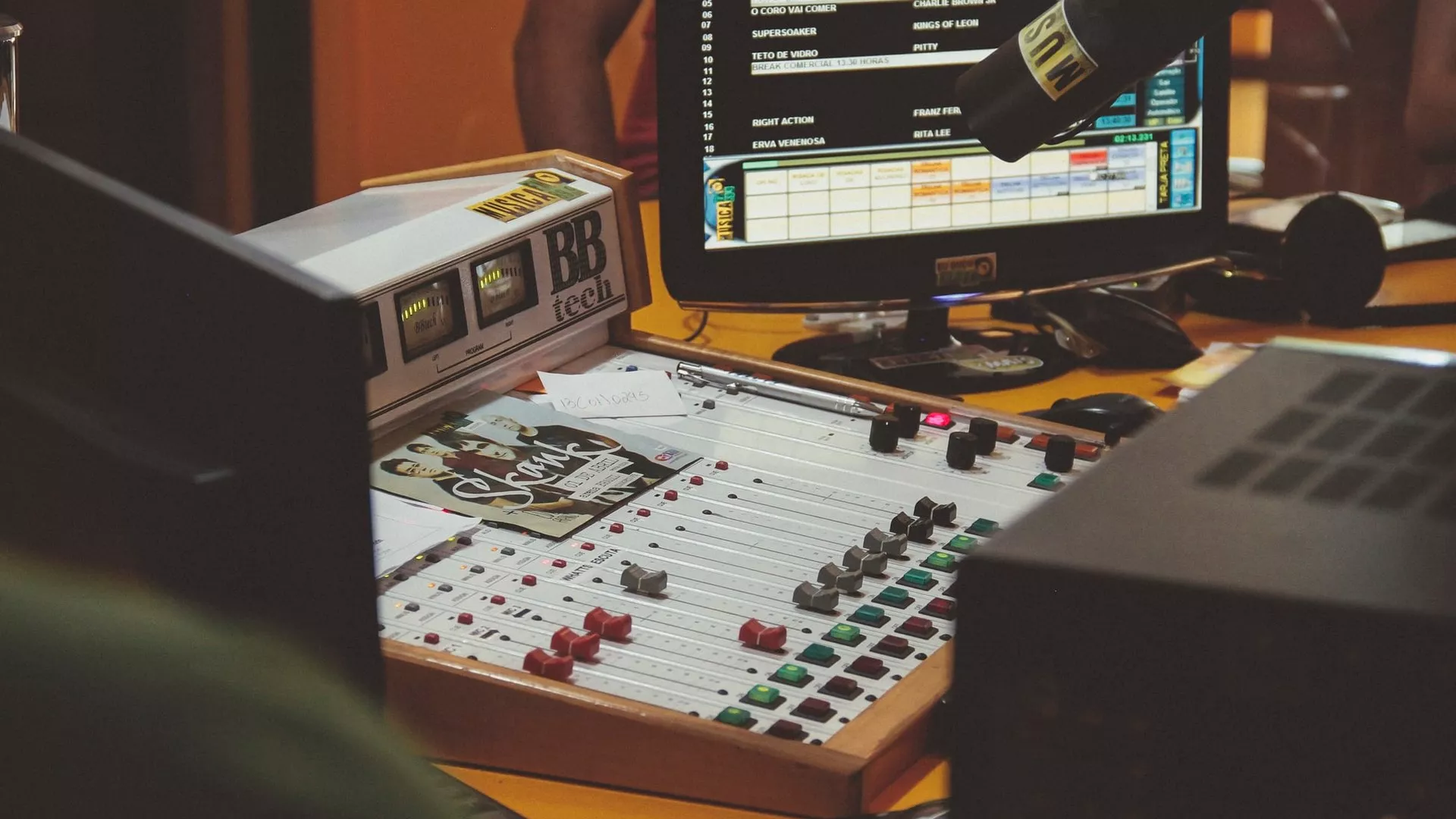 Kako slušati muziku - Doprinos radija razvoju muzičke kulture u Srbiji