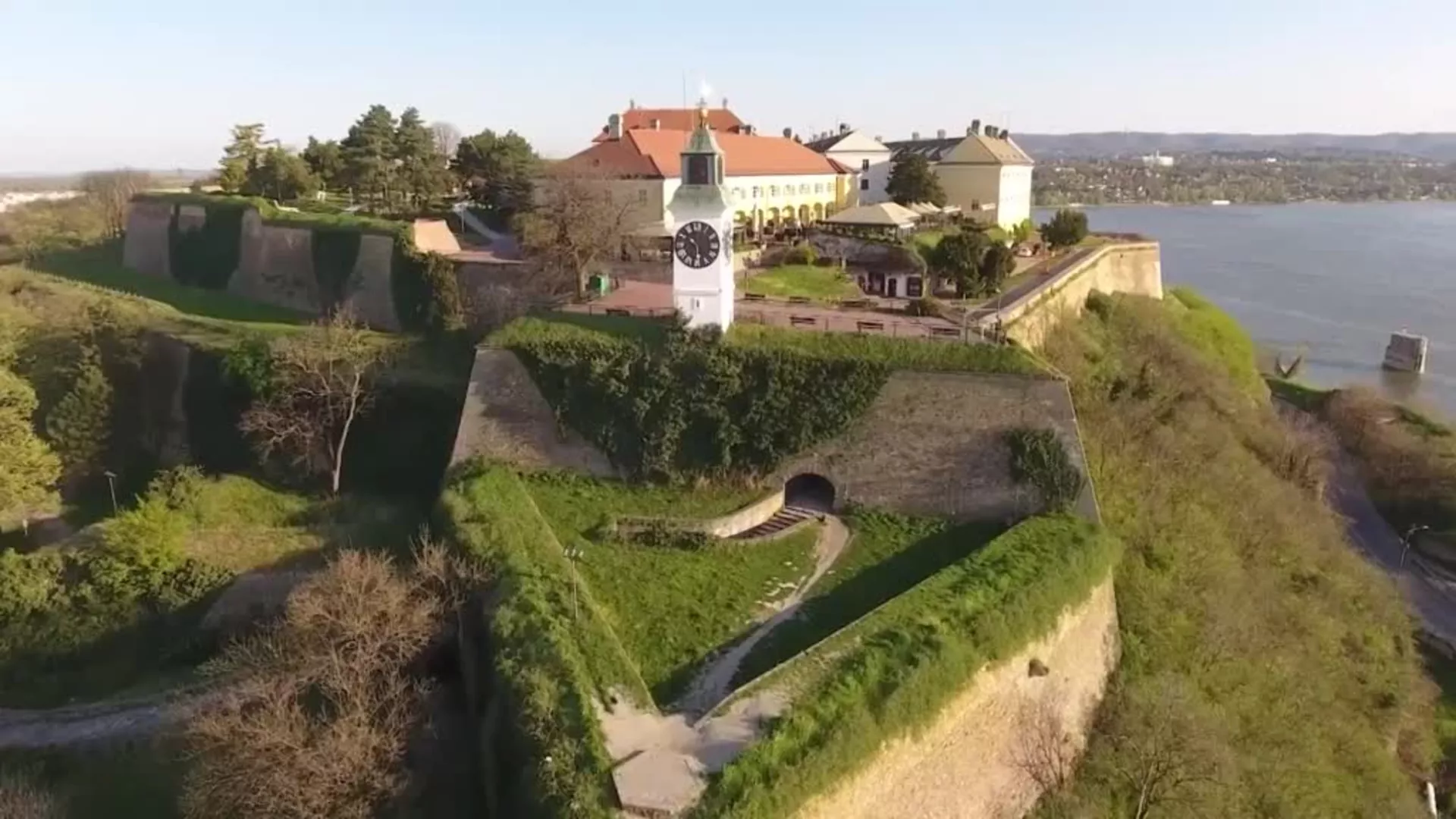 Šta razara Petrovaradinsku tvrđavu?