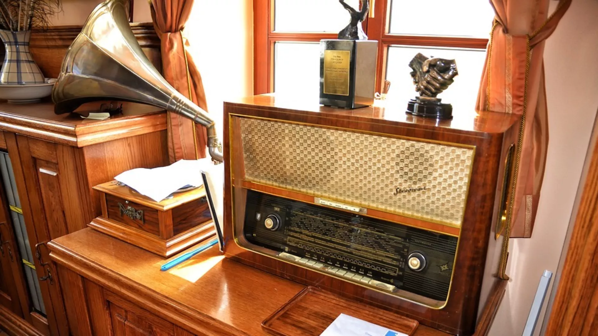 Nevidljivi ljudi – Radio-aparati
