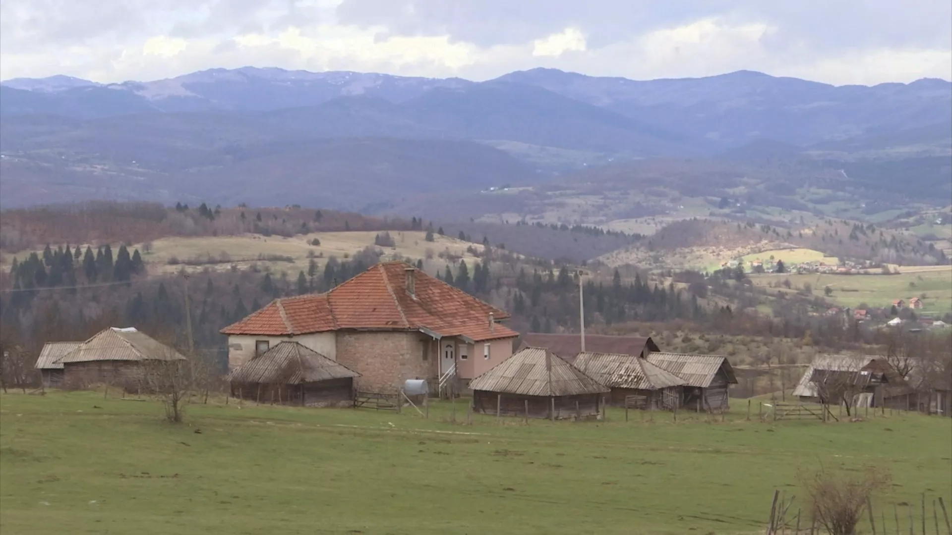 Kvadratura kruga: Srbi za Srbe