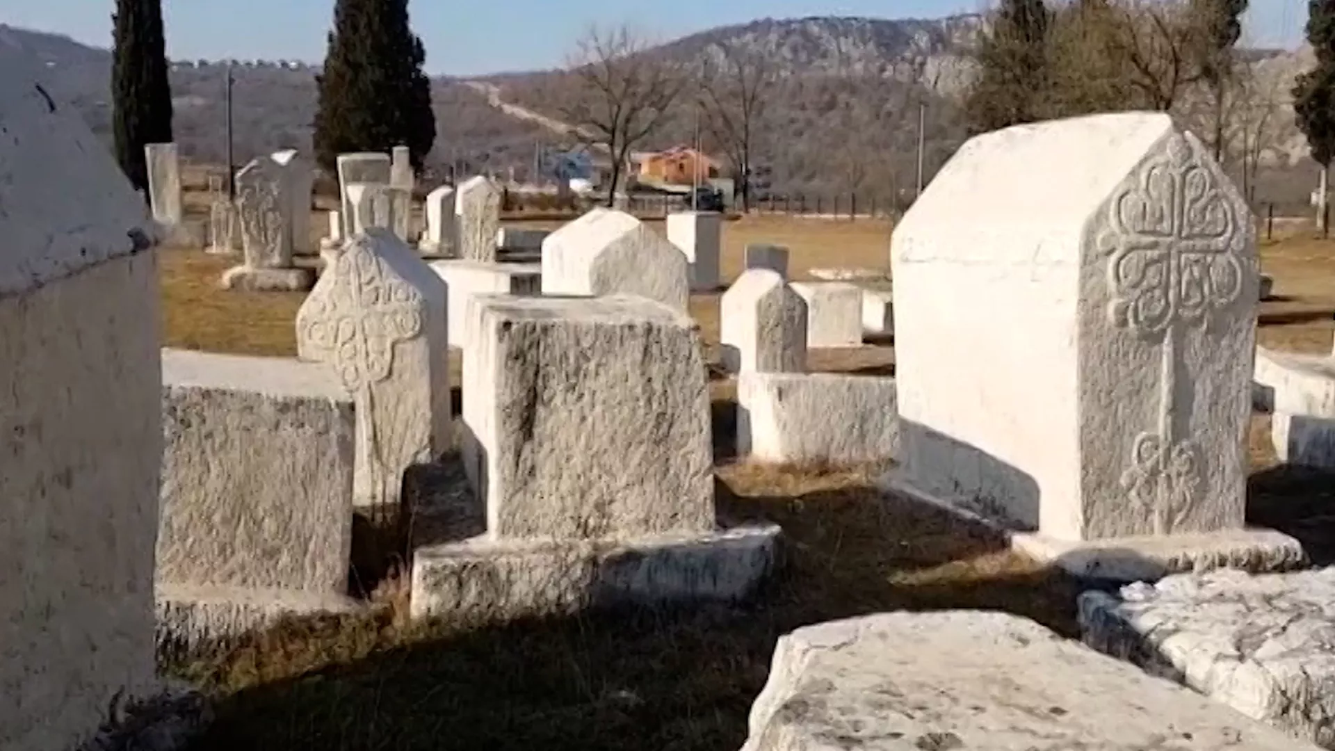 Trag: Stećci - Lakše mi je ležat, ako pitaš za me