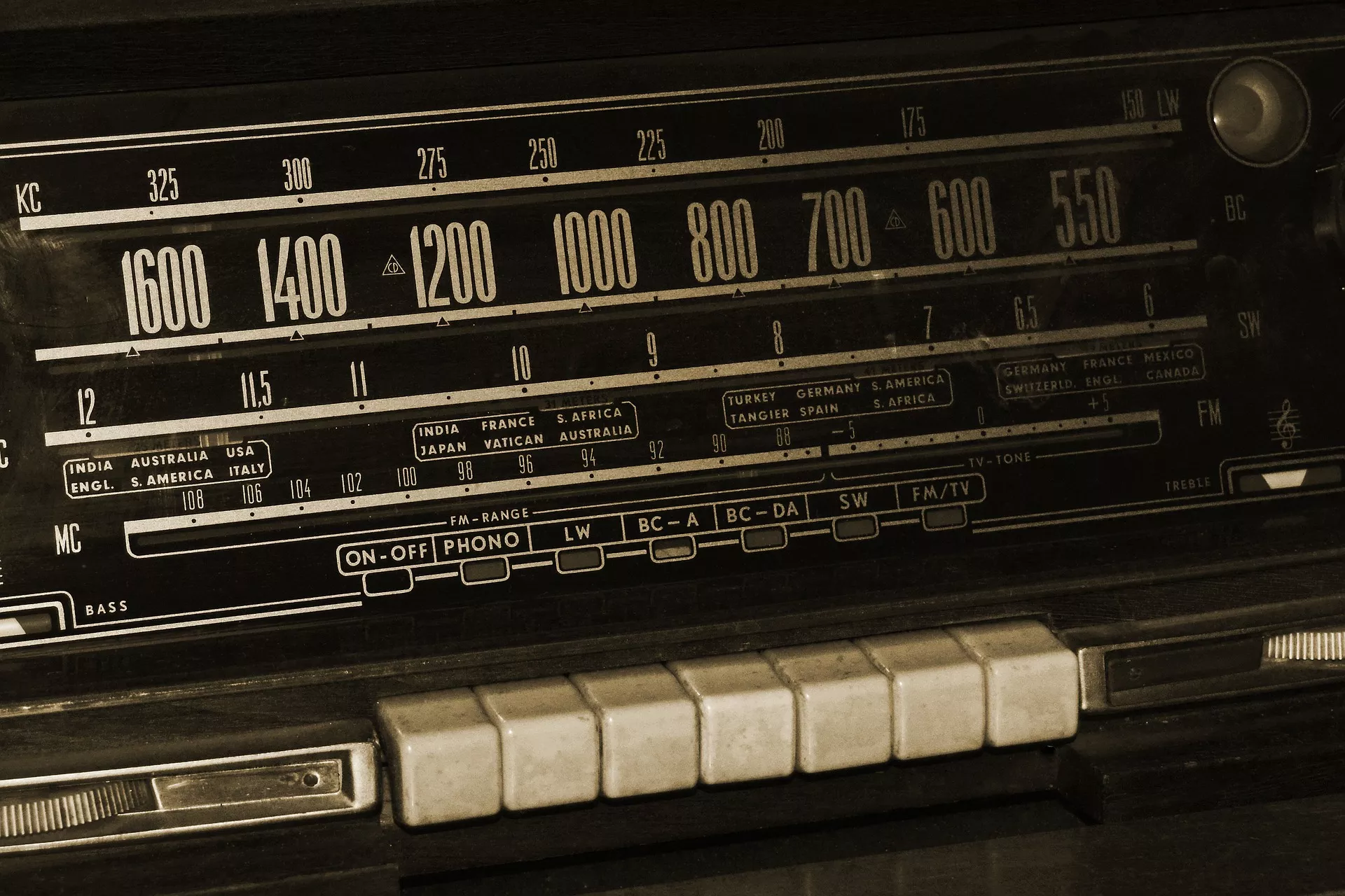 Nevidljivi ljudi - „Ovde Radio Beograd"