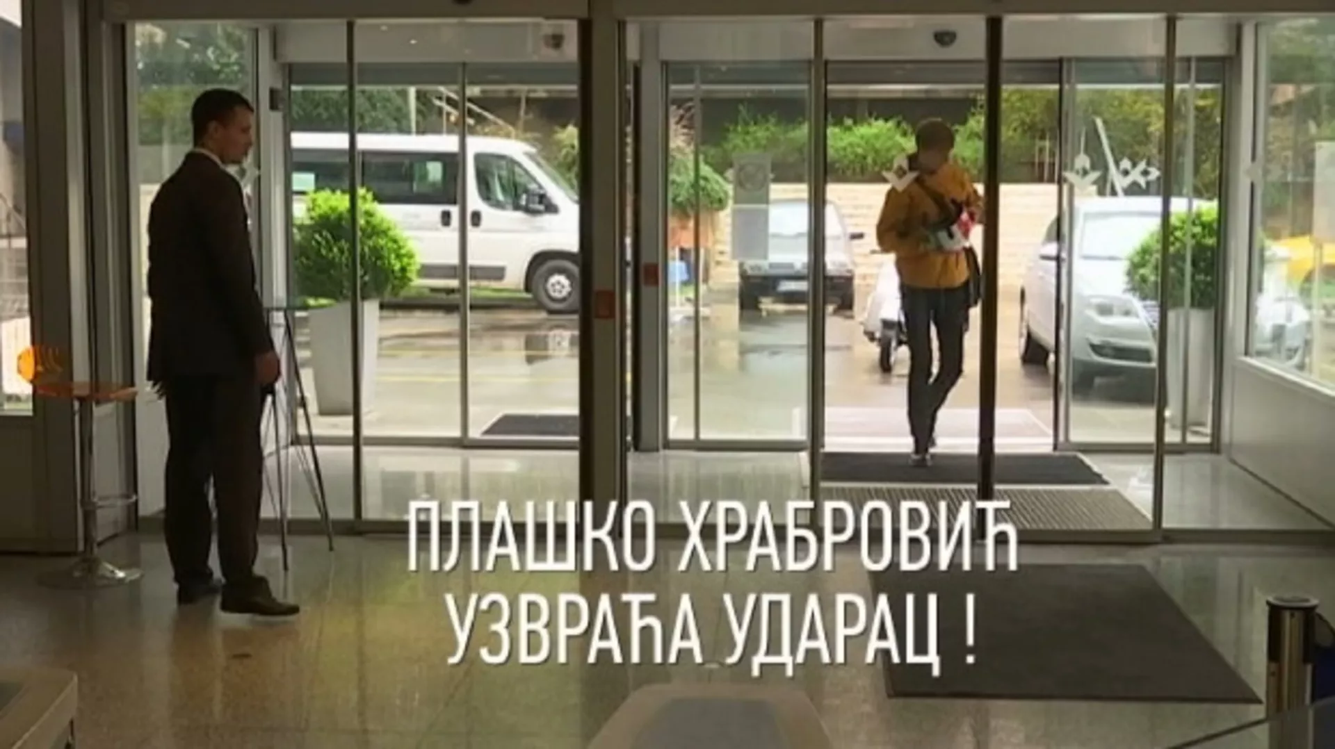 Плашко Храбровић узвраћа ударац (R)