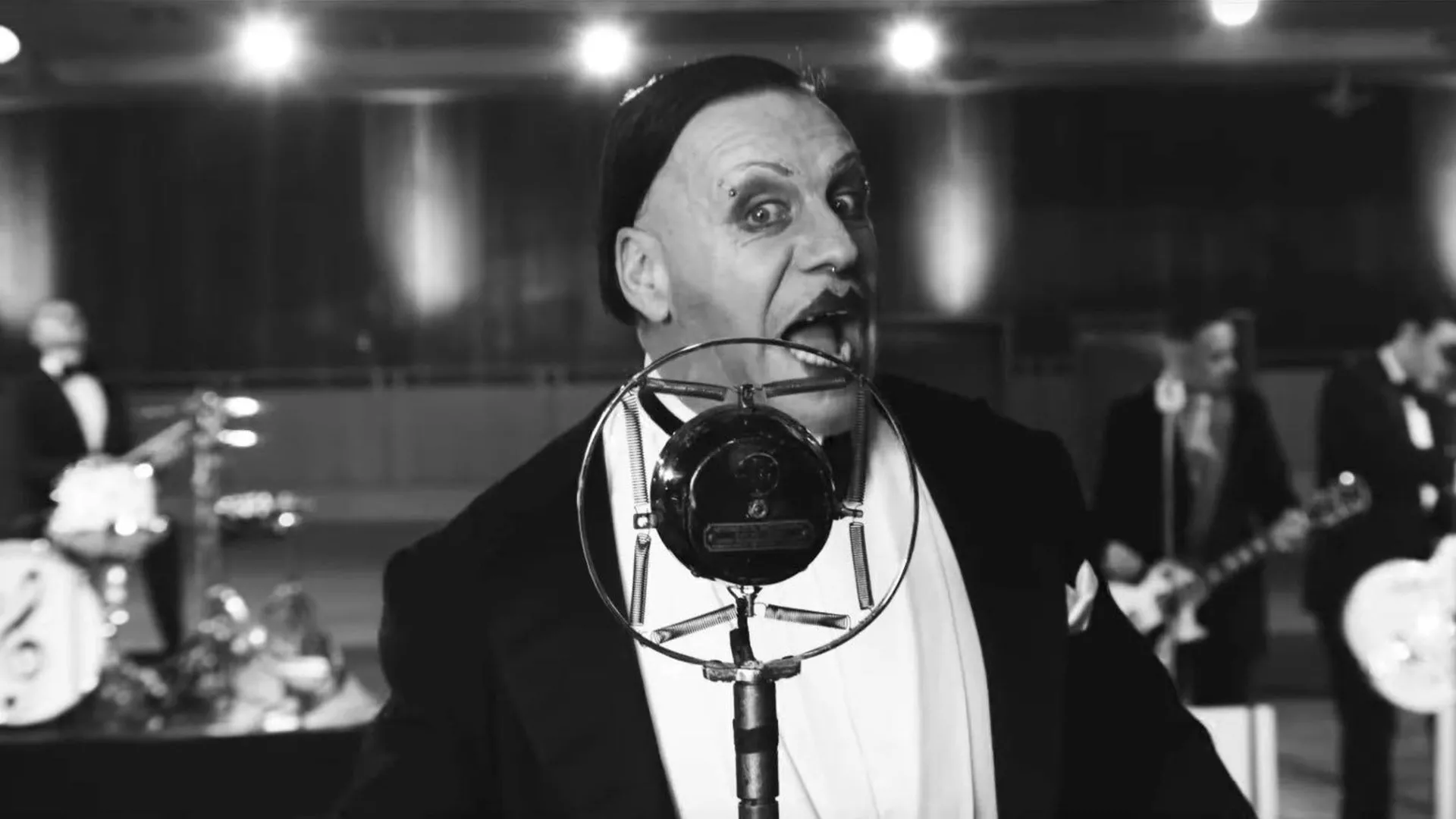 RAMMSTEIN - RADIO (Radio Edit)RAMMSTEIN - RADIO (Radio Edit)