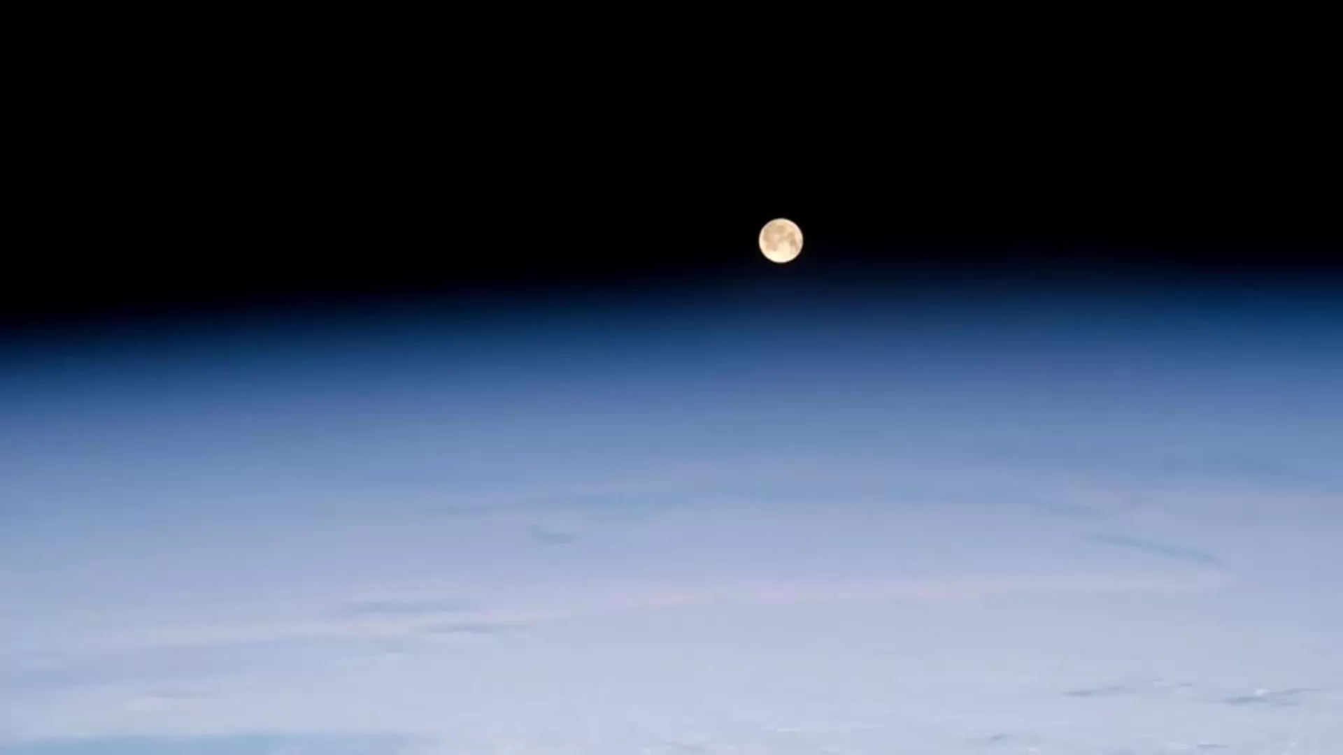Obrazovno ogledalo: Opčinjeni mesecom